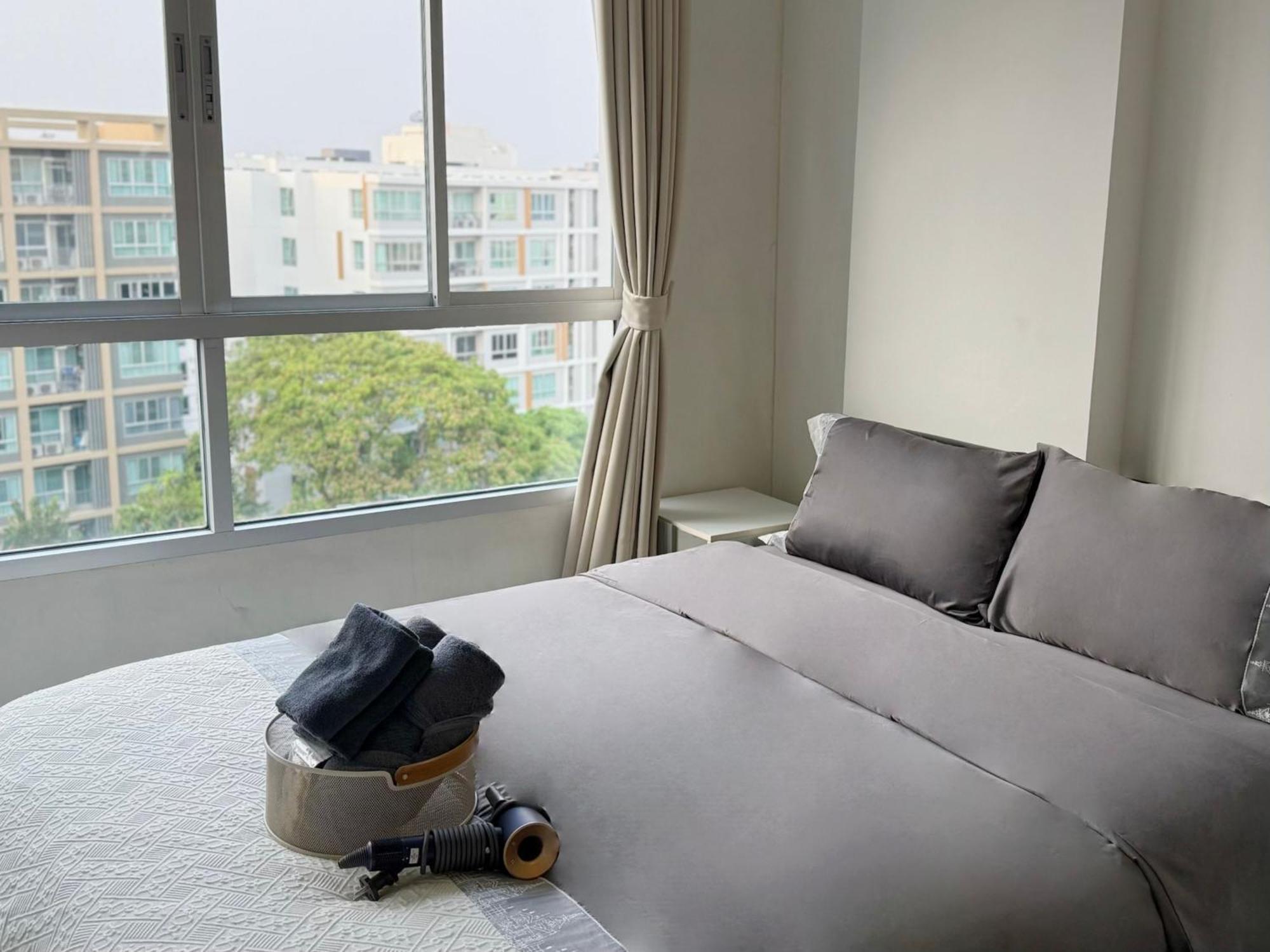 Apartment Dcondo Is Next To The Mall *